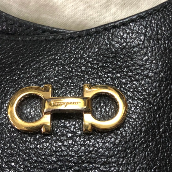 Black ferragamo handbag - Picture 3 of 8